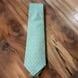 Vineyard Vines pediatric cancer foundation tie